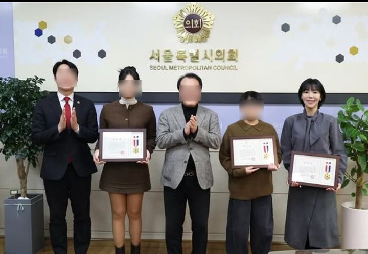 '이범수와 파경' 이윤진, 훌쩍 큰 자녀와 서울시의회 표창