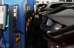 전기차 보조금 고갈 직전…車업계 "정책적 지원 절실" [다시 달리는 EV 下]