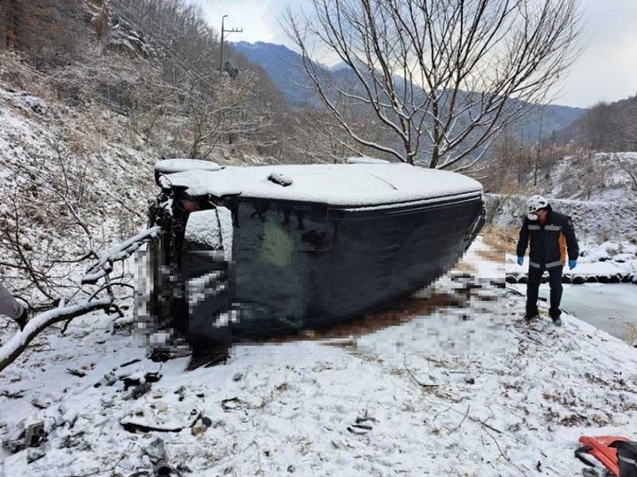 홍천서 승합차 보호난간 들이받고 추락…운전자 사망