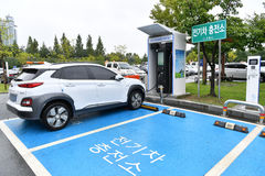 [단독]정부, 전기차도 '5부제 포함' 검토…"석유 안 쓰지만 중동 간접 영향"