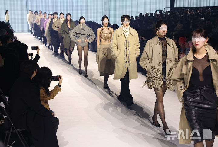2026 F/W 서울패션위크 개막, 관객 사로잡은 오프닝 패션쇼 [뉴시스Pic]