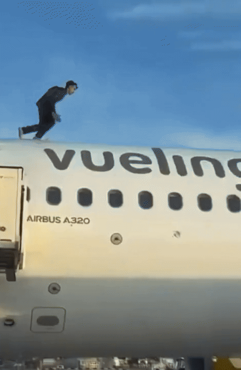 여객기 위에서 '춤판'…20대 남성 엽기 행각