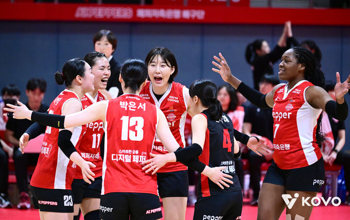 페퍼저축은행과 삼성생명, 프로배구와 농구에서 각각 현대건설과 하나은행에 완승