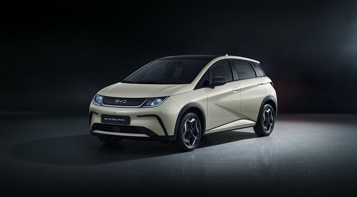 中 BYD 돌핀, 국내서 '베뉴' 판매 추월…소형차 시장 경쟁 심화