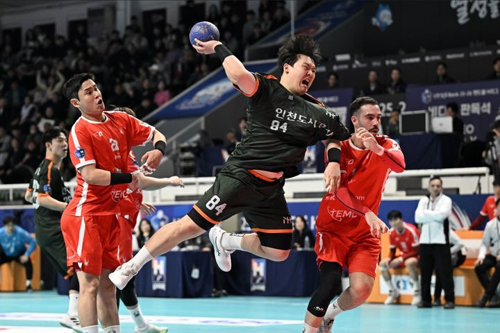 [오늘의 뉴스종합] 인천도시공사 핸드볼 10연승, 아로카 이현주 역전 결승골, 여자농구 우리은행 공동 3위 진입