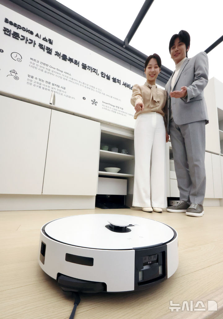 삼성 로봇청소기 2년 만에 출격…AI·보안으로 中과 정면승부