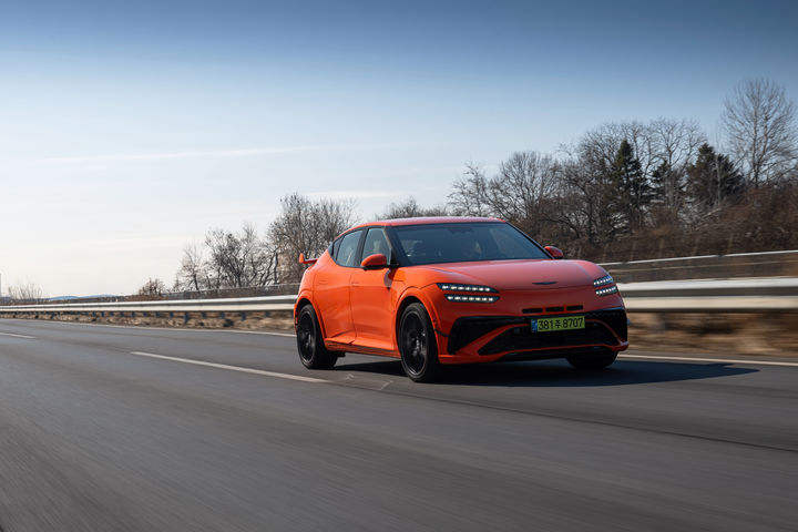 [시승기]몸이 뒤로 젖혀지는 가속에도 정숙…제네시스 GV60 마그마, 럭셔리와 질주 모두 잡았다