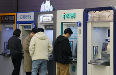 "5억 받고 나갈래요" MZ은행원도 줄섰다…2500명 희망퇴직 러시