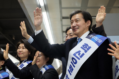 호남 민심 잡기 나선 조국혁신당, 용산역서 귀성인사 [뉴시스Pic]