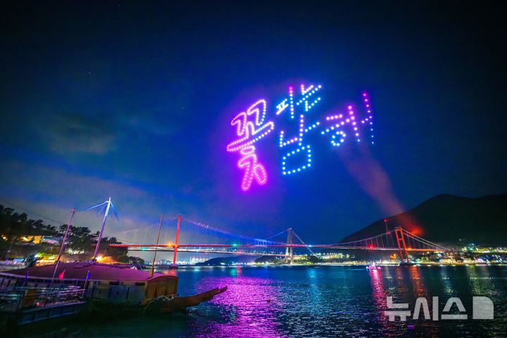 남해대교 수놓는 빛과 불꽃…‘꽃 피는 남해’ 4월 개막