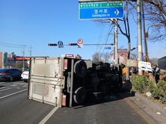 가로등 들이받고 전도된 화물차…"브레이크 작동 안 해"