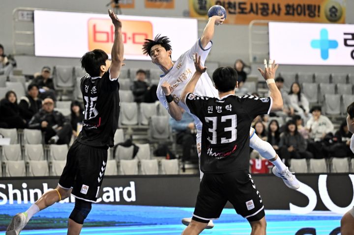 한국 스포츠, 핸드볼과 농구에서의 승리와 축구의 아쉬운 탈락