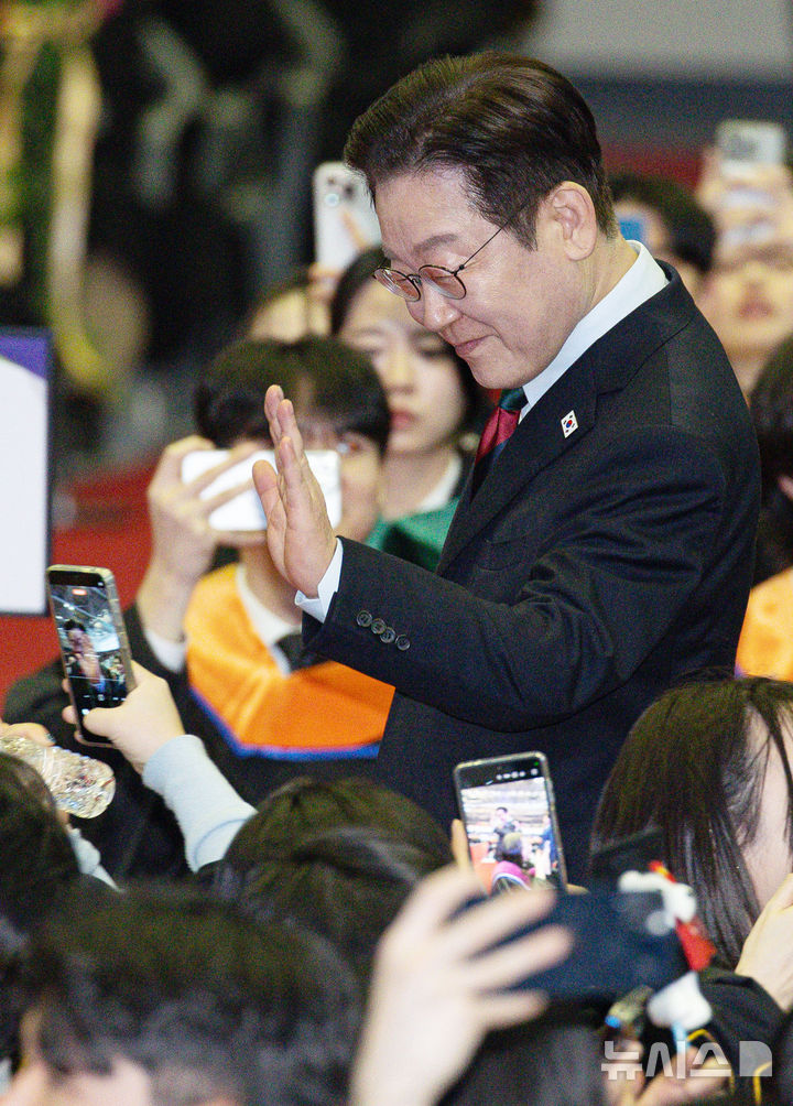 '입틀막' 사건 카이스트에서 하이파이브…李, 졸업식 축사 "R&D예산 삭감으로 무너진 연구생태계 복원"(종합)