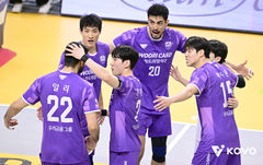 우리카드, KB손보 꺾고 4연승 돌풍…현대건설, 선두 도로공사 추격(종합)