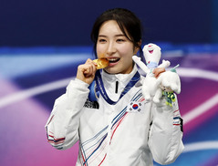 두 번째 오륜기 금목걸이 차고 '2관왕'…활짝 웃은 김길리[2026 동계올림픽]