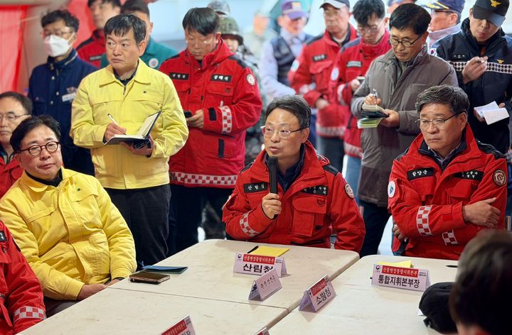 산불 2단계 함양산불 헬기 51대 투입…강풍속 진화율 32%