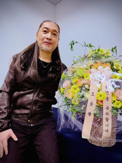 '은퇴 선언' 임재범, 조용필 화환 인증…"건강하시길"