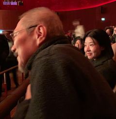 '김민희와 득남' 홍상수, 베를린영화제 포착…송선미와 미소