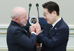 "내 잘생김 비결은 K-화장품"…브라질 대통령이 받은 선물은