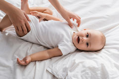 자궁 없이 태어난 여성, 사망 기증자 자궁 이식받아 출산…英 첫 사례