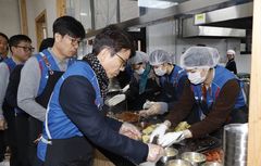 도로공사 강원본부, 지역 어르신에 무료배식 봉사