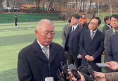 [현장] "소방관 안전 지키는 팀원 되길" 정의선 현대차 회장, '무인 소방로봇' 직접 기증