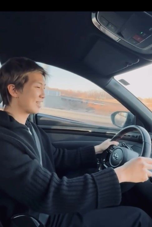 '면허 취득' RM, 국산차 운전…소탈한 미소