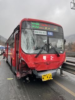 대구 달성군서 버스 눈길 미끄러짐 사고…3명 병원 이송