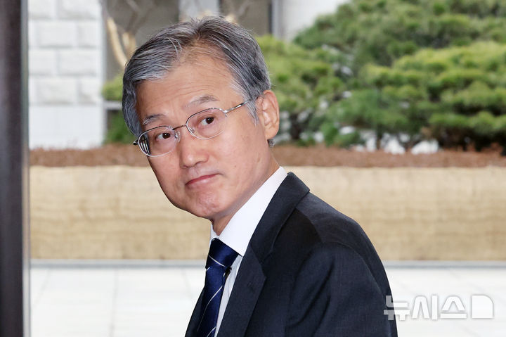 與 "조희대, 사법개혁 가로막으며 기득권 수호에만 골몰"