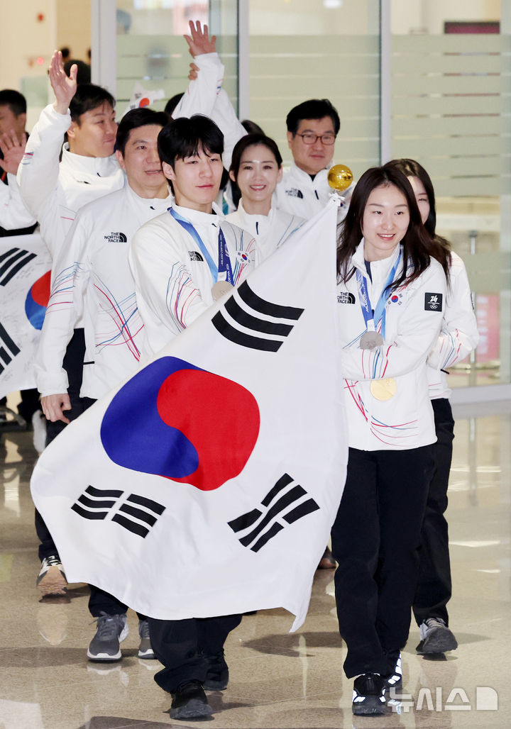 "끈기·도전 정신, 국민의 자부심"…'금 3개' 태극전사 귀국(종합)[2026 동계올림픽]