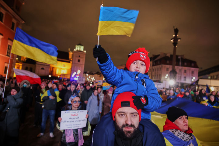 '침공 4주년' 맞아 우크라이나 국기 흔드는 소년