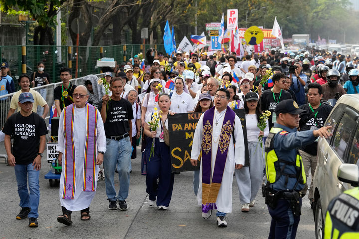 '피플 파워' 40주년 행진 이끄는 필리핀 사제들