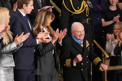 美국정연설에 한국戰 전설 등장…트럼프, '원조 탑건'에 명예훈장