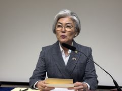 강경화 "트럼프 4월 방중계기 북미대화 가능성 예의주시"