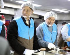 허서홍 GS리테일 대표, 에드워드 리 셰프와 급식 봉사