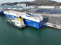 울산항만공사, 하역 중인 자동차운반선에 LNG 급유 성공