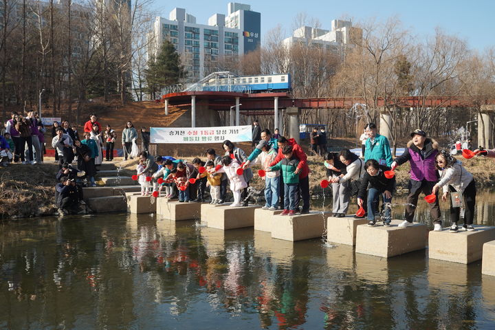 3년만에 1급수 된 인천 승기천…연수구, 버들치 방류