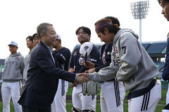 박정원 두산 구단주, 올해도 스프링캠프 격려 방문…"미라클 저력 보여달라"