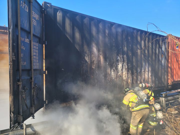 남해고속도로 함안2터널 앞에서 트레일러 불…한때 정체
