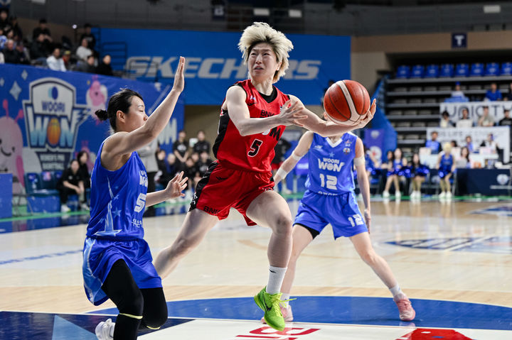 여자농구 BNK, 우리은행에 4연패 안기고 '4위' 도약