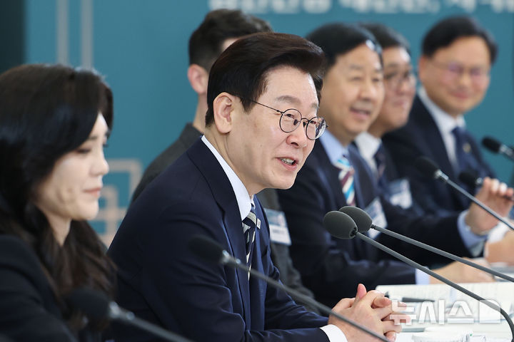 이 대통령 "부동산서 증시로 돈줄기 흘러가는 현상 고무적"