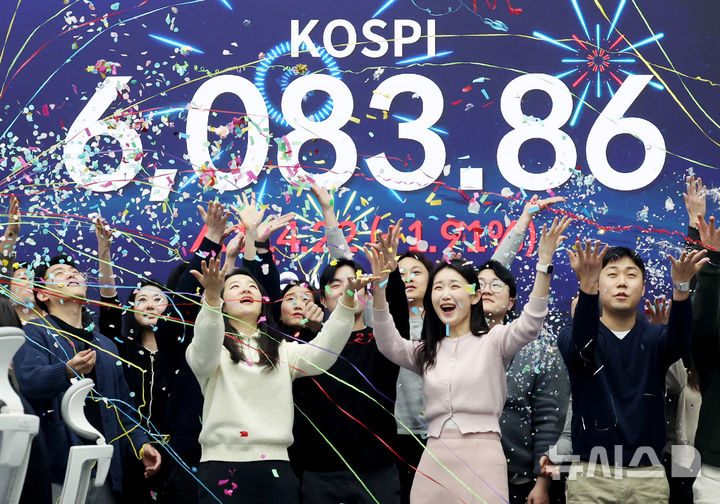 '이제는 6000피 시대' 코스피, 6083.86에 장 마감 [뉴시스Pic]