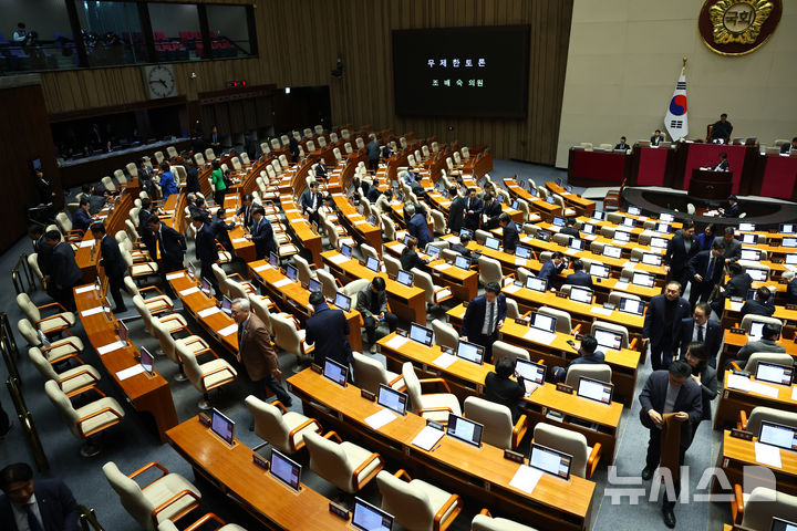 與, 법왜곡죄 수정해 상정…당내 강경파 "법사위 상의없이 당론으로 밀어붙여" 반발(종합)