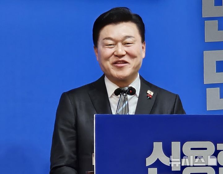 노영민 제친 신용한 민주 충북지사 후보 "원팀으로 새 미래 열겠다"