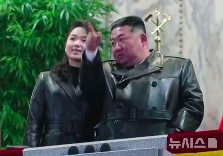 "김주애는 인간방패?"…김정은 후계 여부 놓고 전문가들 '갑론을박'