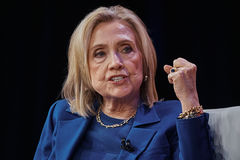 "남편에게 물어봐"…6시간 조사받은 힐러리, 공은 빌 클린턴에게