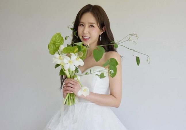 '5월 결혼' 신지, 웨딩 화보 공개…단아하네