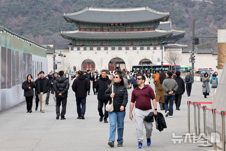 '낮 최고 19도' 일교차 큰 일요일…서해안 짙은 안개