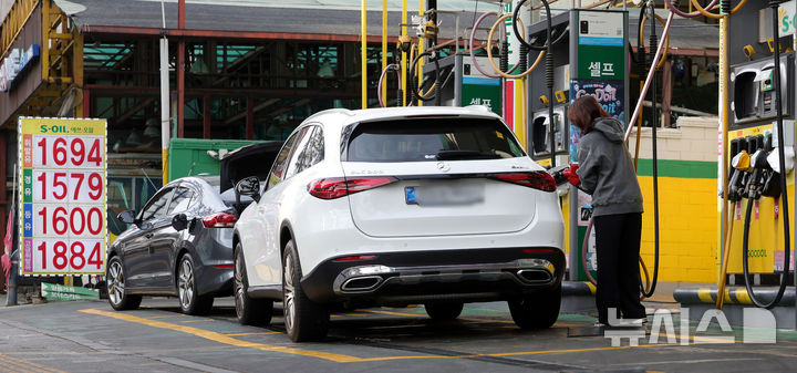韓수출 신기록 행진 중 美 이란 공습…호르무즈 봉쇄, 전면전 가면 '최악'