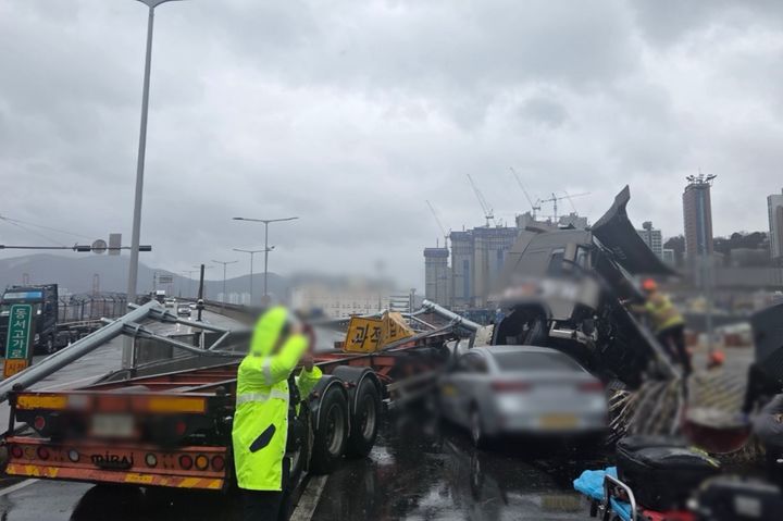 부산 동서고가로서 트레일러 넘어져 택시 '쾅'…3명 경상(종합2보)